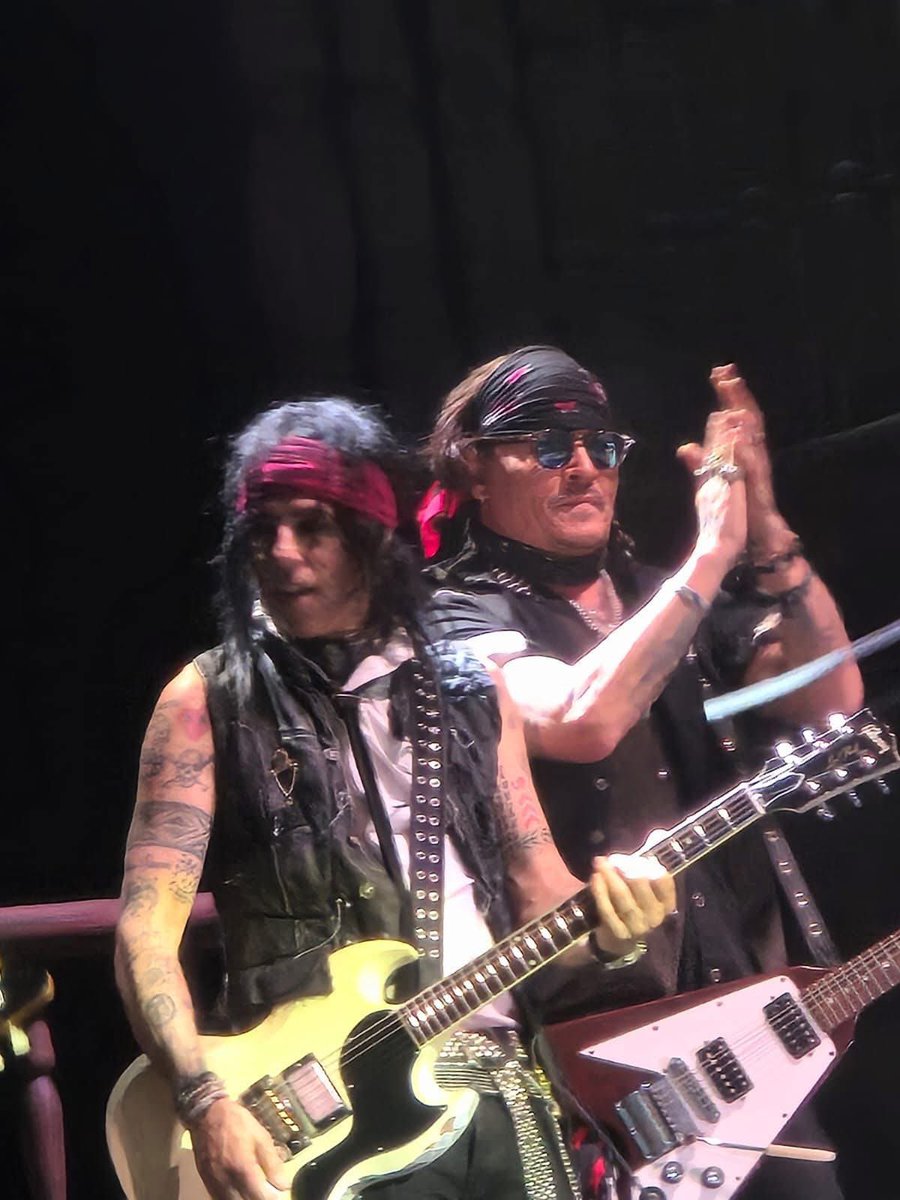 loolidepp's tweet image. New photos of #JohnnyDepp with @DisVicious1 in cover βParanoidβ for Ozzy Osbourne at the O2 Arena in London on 25 July 2025 β€οΈ
Credit to Fiona Freeman FB β€οΈ