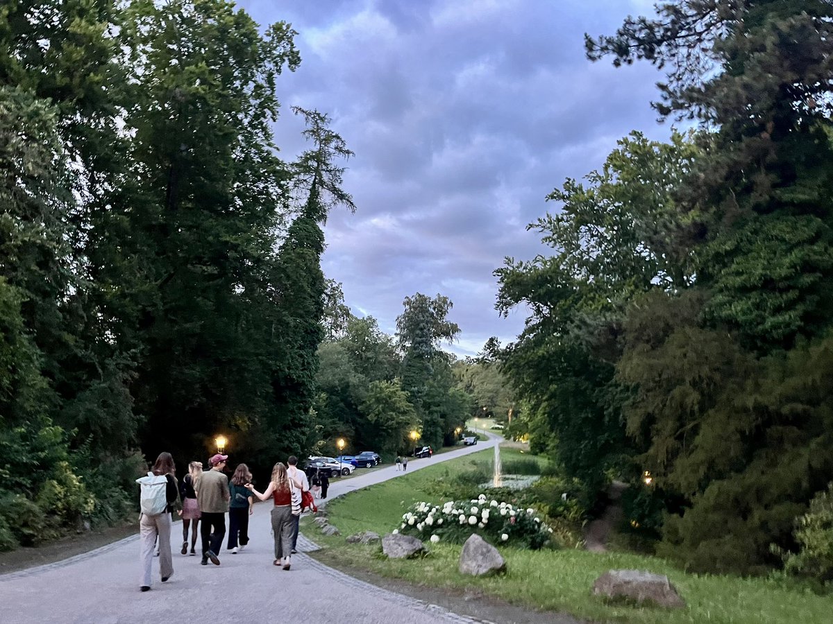 MPS_cog's tweet image. The by now traditional Murder Mystery Dinner lended a nice theatrical touch to our Cognition Academy with the beautiful backdrop of Schloss Eckberg in Dresden. Huge thanks to all the involved artists and writers of the piece! #passionforscience #maxplanckschools 🥁🥂🥸👀