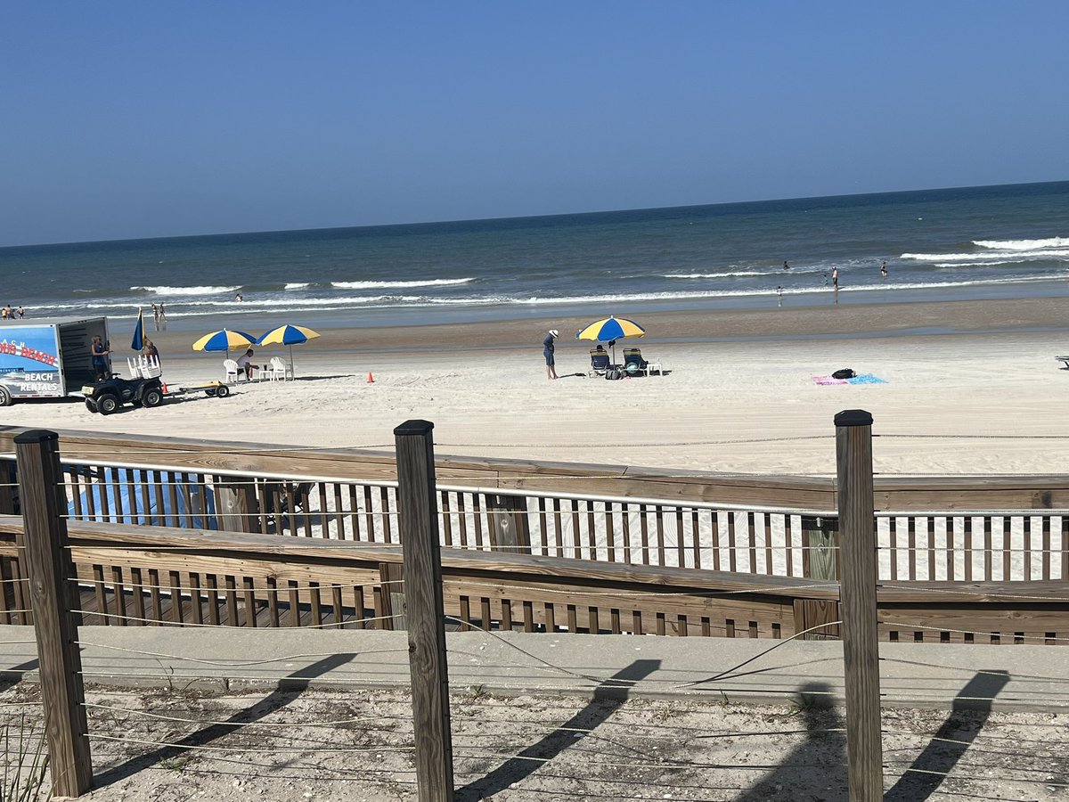 rla323's tweet image. I had such a nice night tonight with a life long friend. Dinner on the beach, watching the waves, and listening to great music. 
🏖️ 🍱 🍹 🎶