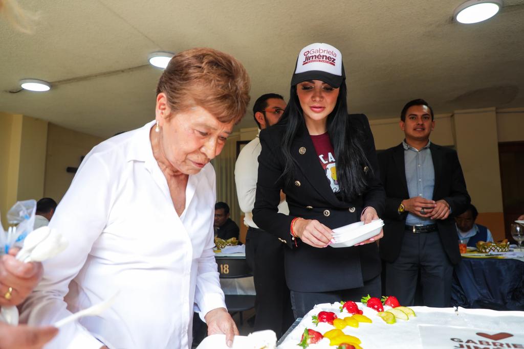 GabyJimenezMX's tweet image. Iniciamos la celebración de la fiesta patronal de Santiago Ahuizotla. Me dio mucho gusto saludar a todas y todos ustedes, siempre me llenan el corazón de cariño y energía para seguir trabajando por Azcapotzalco.
Agradezco enormemente al obispo Adolfo Miguel Castaño y al padre…