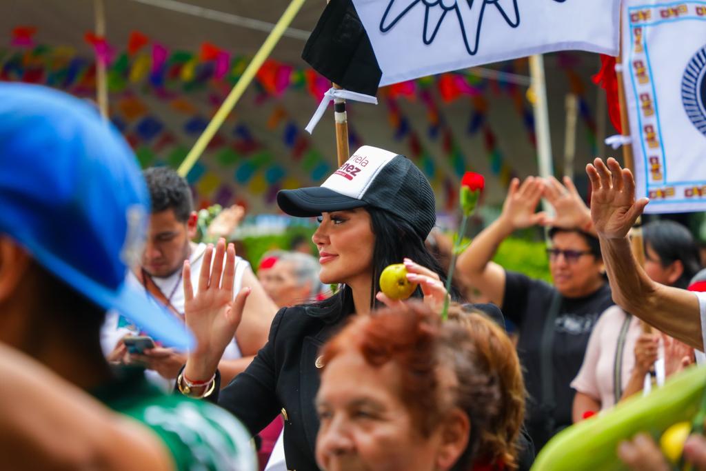 GabyJimenezMX's tweet image. Iniciamos la celebración de la fiesta patronal de Santiago Ahuizotla. Me dio mucho gusto saludar a todas y todos ustedes, siempre me llenan el corazón de cariño y energía para seguir trabajando por Azcapotzalco.
Agradezco enormemente al obispo Adolfo Miguel Castaño y al padre…