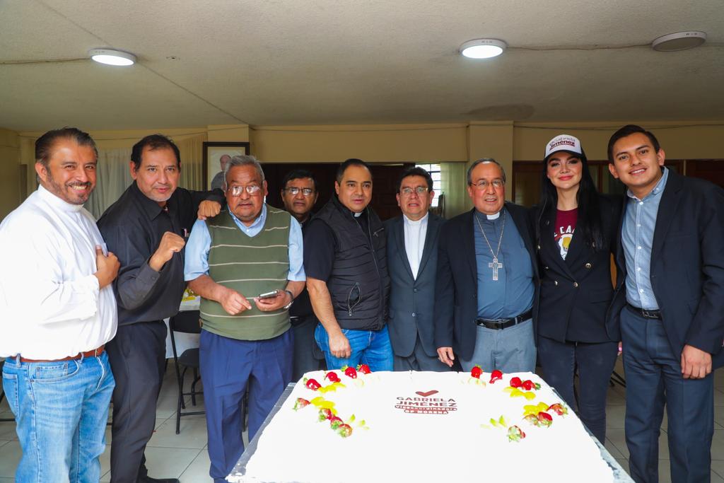 GabyJimenezMX's tweet image. Iniciamos la celebración de la fiesta patronal de Santiago Ahuizotla. Me dio mucho gusto saludar a todas y todos ustedes, siempre me llenan el corazón de cariño y energía para seguir trabajando por Azcapotzalco.
Agradezco enormemente al obispo Adolfo Miguel Castaño y al padre…