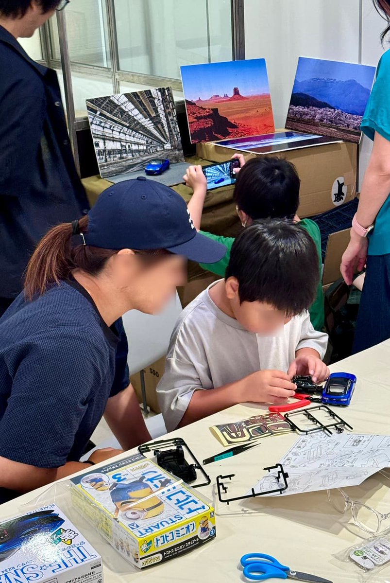 hobby_marche's tweet image. 7/28(月)までホビーマルシェ大阪
阪急うめだ本店にプロモデラーが大集合!
本日7/26(土)14時からは・・・
@ARTHOBYCOMM プレゼンツ
「プラモつくろーぜ会」
講師:リョータ先生 @puramo_ryota
アオシマ楽プラの車を一緒につくって撮影
写真は昨日7/25の様子です