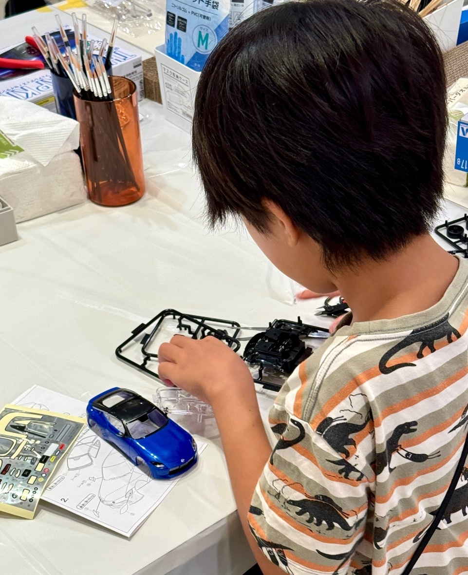 hobby_marche's tweet image. 7/28(月)までホビーマルシェ大阪
阪急うめだ本店にプロモデラーが大集合!
本日7/26(土)14時からは・・・
@ARTHOBYCOMM プレゼンツ
「プラモつくろーぜ会」
講師:リョータ先生 @puramo_ryota
アオシマ楽プラの車を一緒につくって撮影
写真は昨日7/25の様子です
