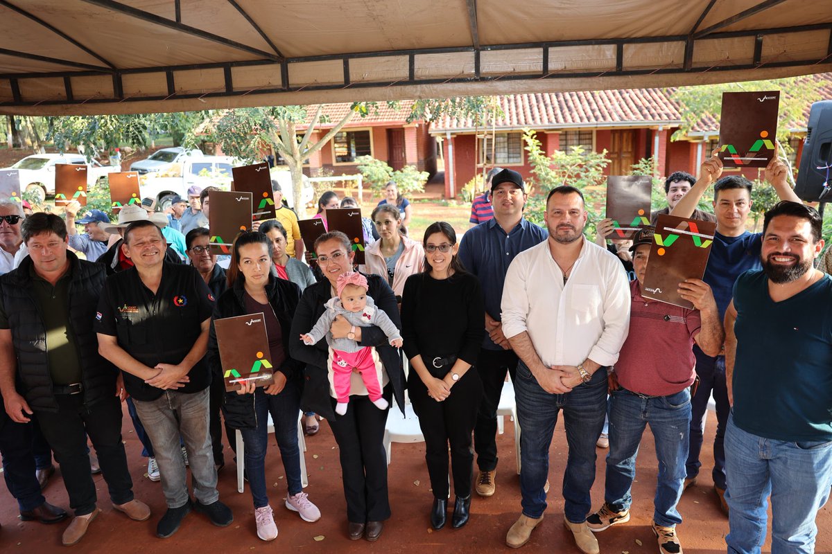 INDERT Paraguay (@indertpy) on Twitter photo Otros 140 títulos entregados, firmados y regularizados, en Tomás R. Pereira, Itapúa. El acto estuvo a cargo del Pdte. del Indert, <a href="/frarui1/">Francisco Ruiz Díaz</a>, y miembros de la Junta Asesora, Diego Torales y Pedro López Ibieta, autoridades municipales y pobladores.
#GobiernoDelParaguay Otros 140 títulos entregados, firmados y regularizados, en Tomás R. Pereira, Itapúa. El acto estuvo a cargo del Pdte. del Indert, <a href="/frarui1/">Francisco Ruiz Díaz</a>, y miembros de la Junta Asesora, Diego Torales y Pedro López Ibieta, autoridades municipales y pobladores.
#GobiernoDelParaguay