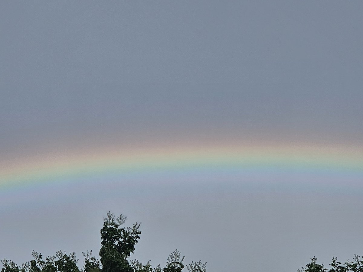 pe_equilibrium's tweet image. #Ambiente | Un doble arcoíris se ha formado en el cielo capitalino esta tarde de viernes mientras amenaza una nueva tormenta eléctrica. Fenómeno visto desde Mejicanos.