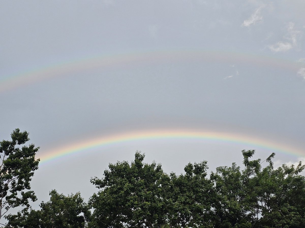 pe_equilibrium's tweet image. #Ambiente | Un doble arcoíris se ha formado en el cielo capitalino esta tarde de viernes mientras amenaza una nueva tormenta eléctrica. Fenómeno visto desde Mejicanos.