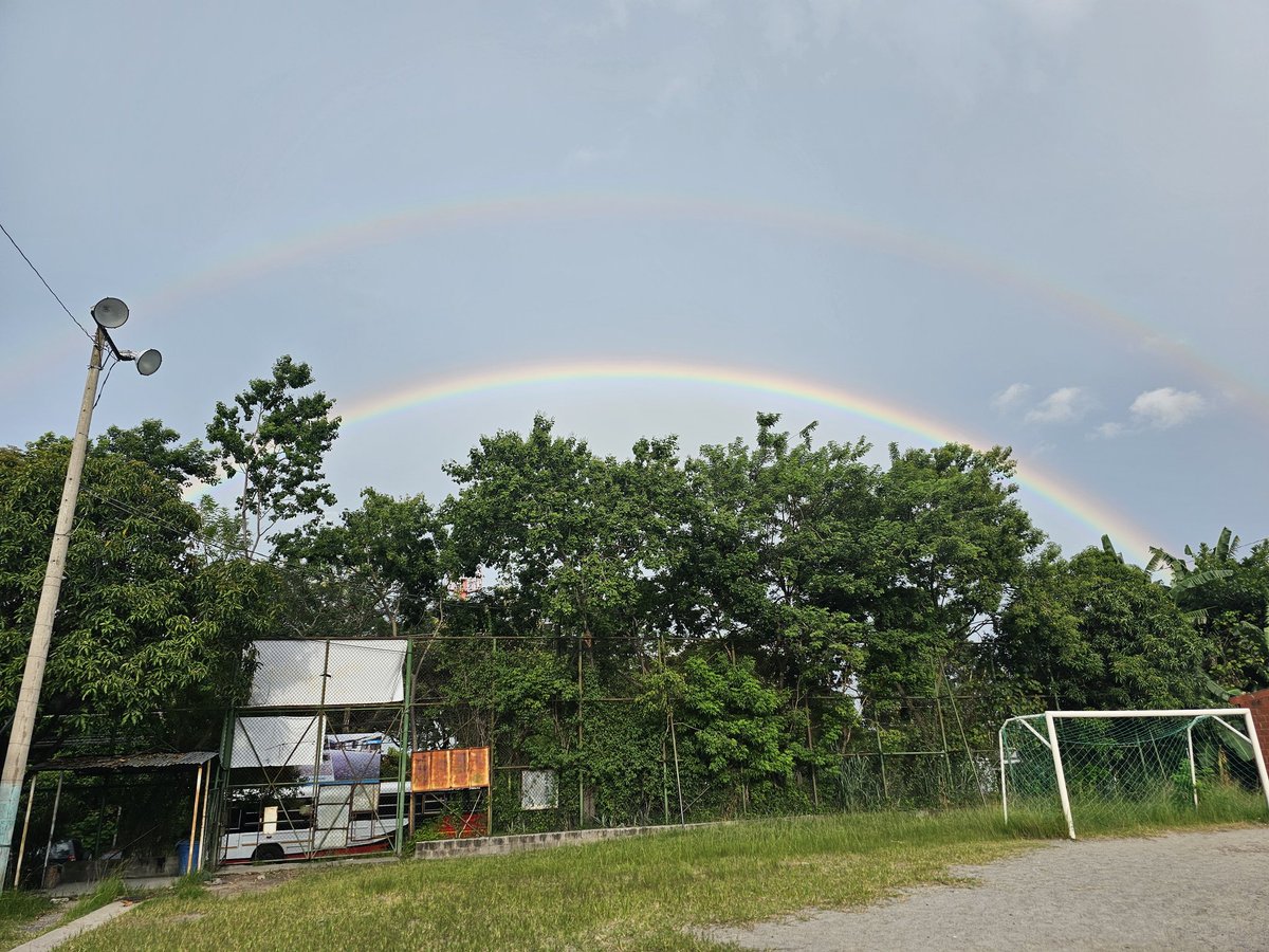 pe_equilibrium's tweet image. #Ambiente | Un doble arcoíris se ha formado en el cielo capitalino esta tarde de viernes mientras amenaza una nueva tormenta eléctrica. Fenómeno visto desde Mejicanos.