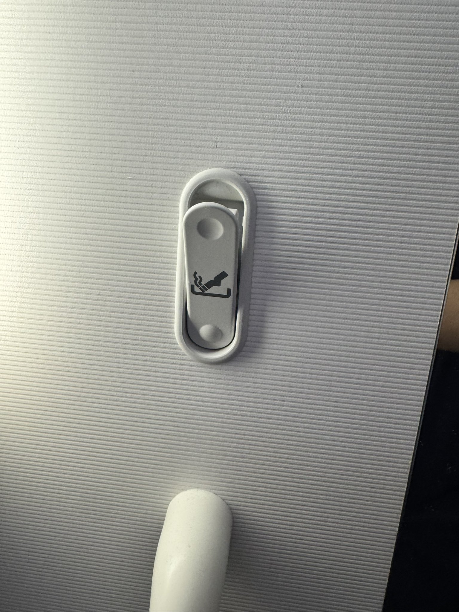 飛行機のトイレの灰皿 5c63b99e23000004012273f2.jpeg?