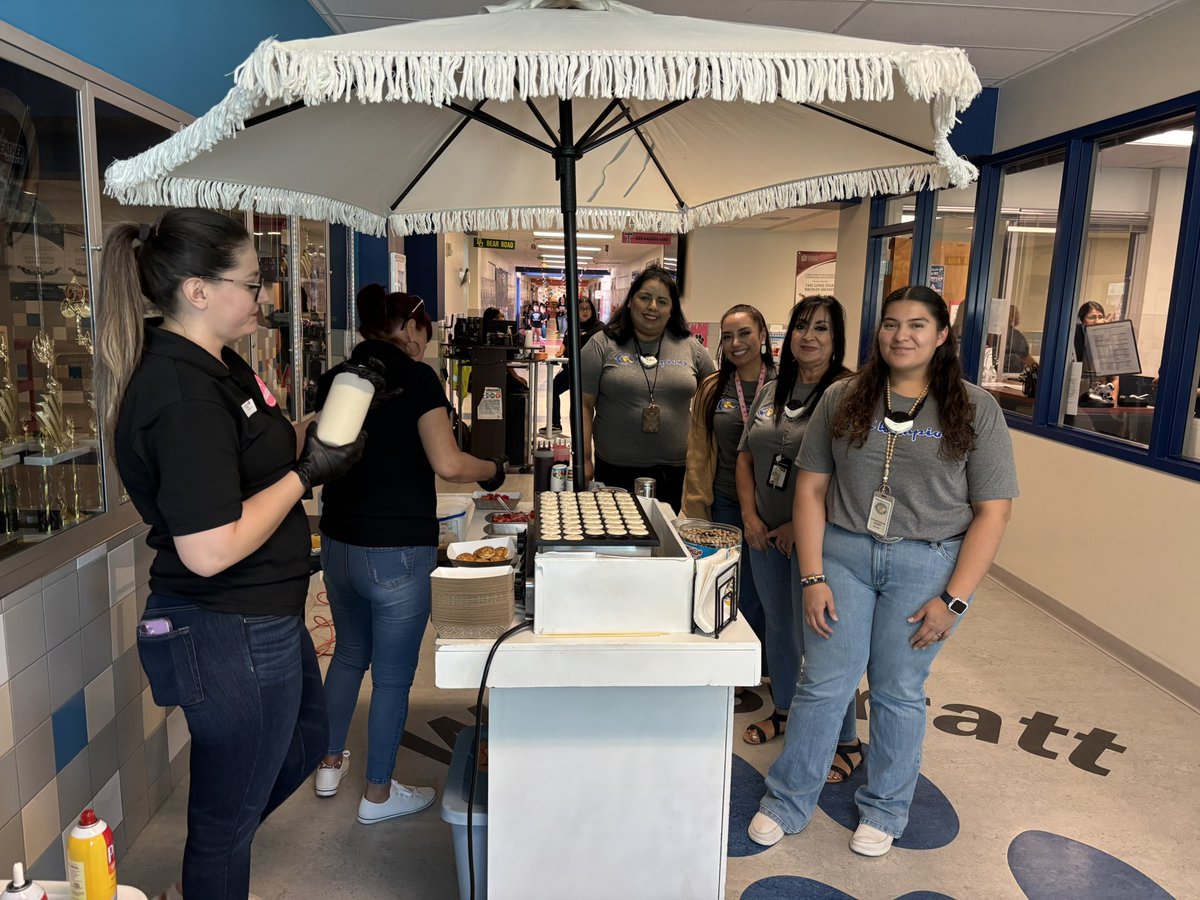 perla_esparza14's tweet image. The Sunshine Committee surprised our amazing teachers and staff with a mini pancake bar to celebrate a successful first week of school! Thank you for all your hard work-you did it! 🥞#WeAppreciateYou #FirstWeekDone @cuadrilla1 @AbrilCeniceros5 @LizethOrtiz341 @ErikaMolina_WDS