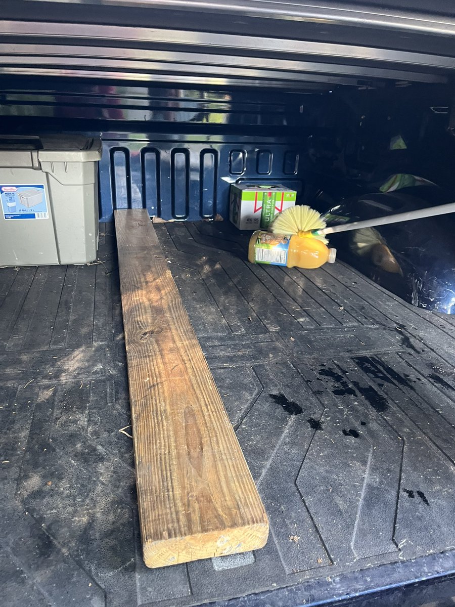 ragweed2020's tweet image. Her: “We don’t need bags. I packed it so it all stays by the tailgate”
Also her: “Use this to get it all out”