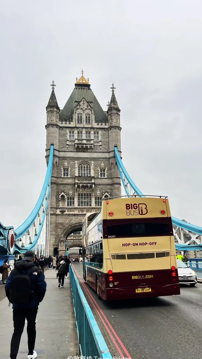 Romantic moment on Tower Bridge in London