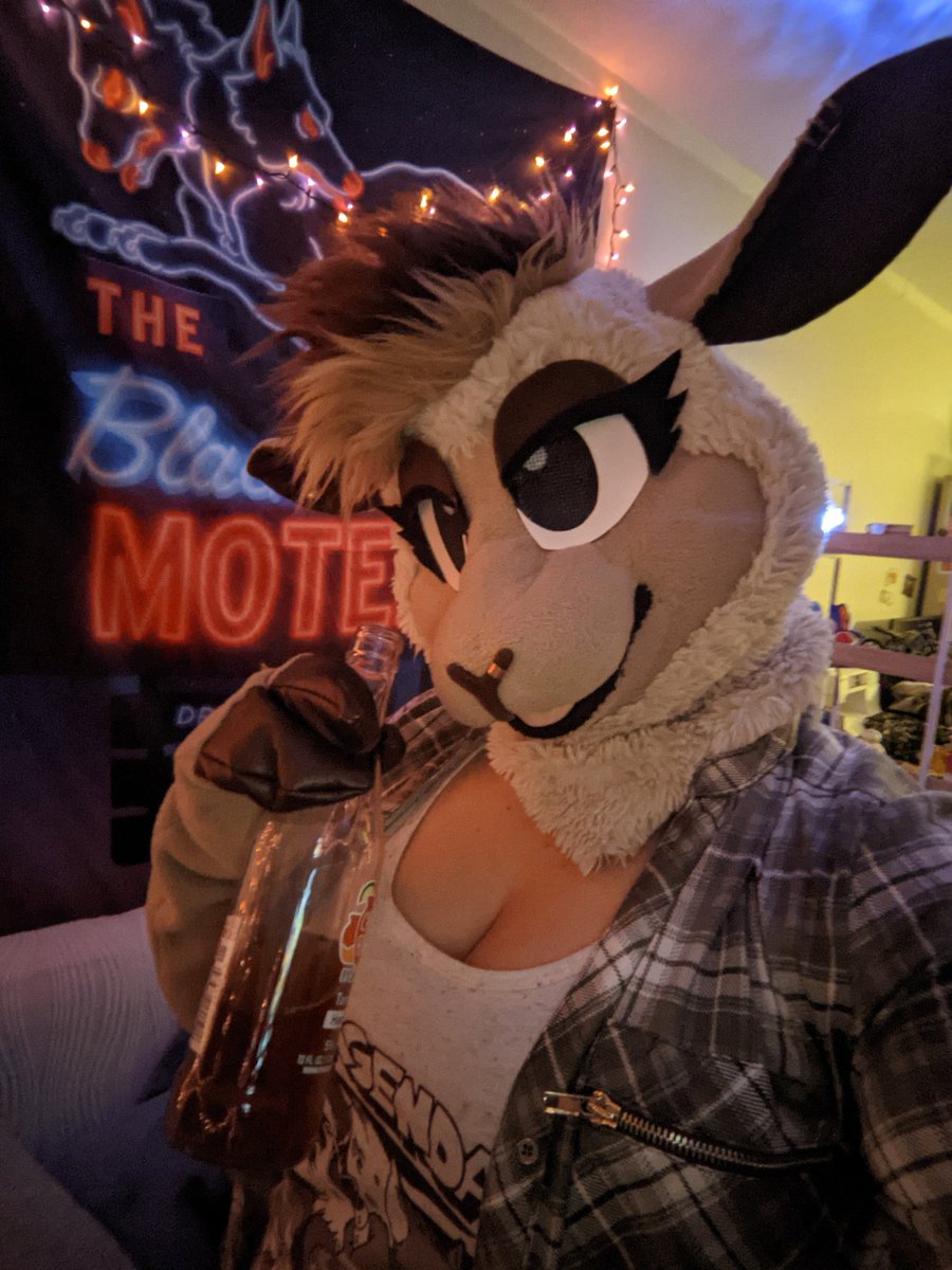 End of the week you know what that means... It's #FursuitFriday cheers ya'll 🍻
