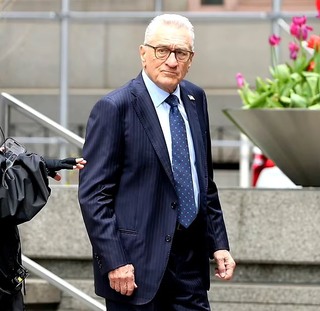R0BERTDENlR0's tweet image. Robert de Niro spotted filming scenes for ‘The Devil wears Prada 2’ in New York City today.