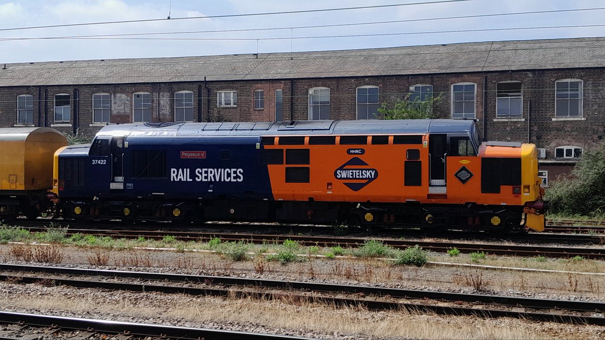 ModelRailsandMe's tweet image. Two #class37 locomotives were spotted at Doncaster Friday afternoon, 37425 and 37422.