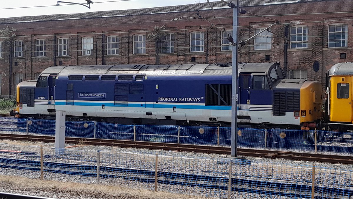 ModelRailsandMe's tweet image. Two #class37 locomotives were spotted at Doncaster Friday afternoon, 37425 and 37422.