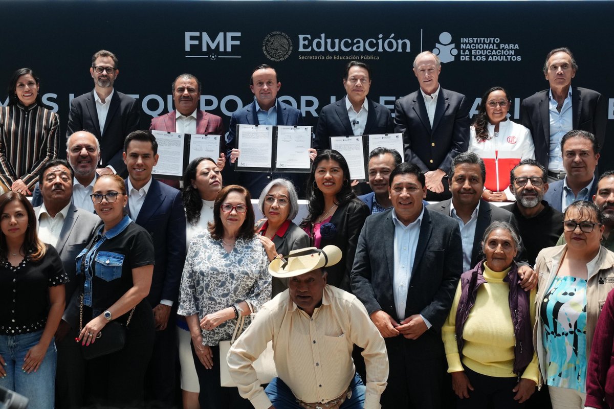 SEP_mx's tweet image. #TuSecretarioInforma🗞️ | Nuestro titular, el maestro @mario_delgado, encabezó la firma del convenio de colaboración entre el @INEAmx y la @FMF para erradicar el #analfabetismo. Señaló que en 2026, México superará esta situación al estar por debajo del índice del 4 por ciento.…