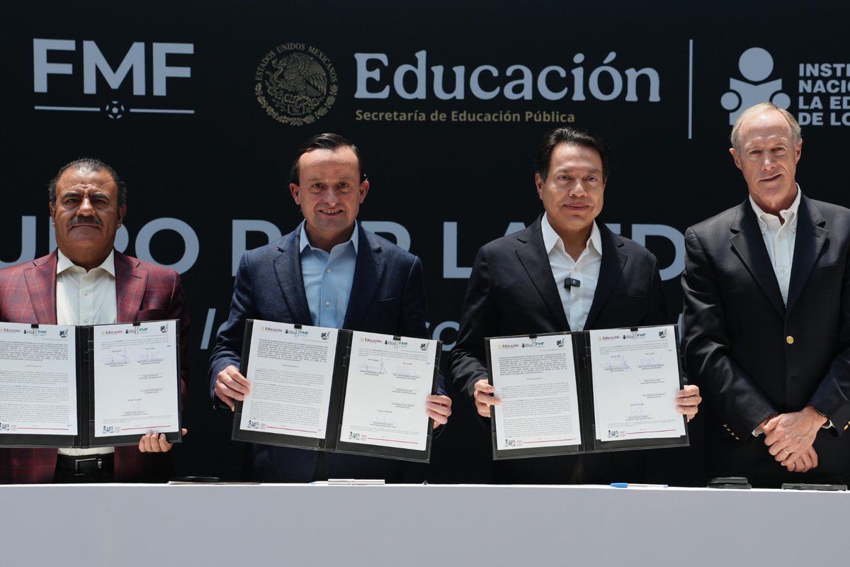 SEP_mx's tweet image. #TuSecretarioInforma🗞️ | Nuestro titular, el maestro @mario_delgado, encabezó la firma del convenio de colaboración entre el @INEAmx y la @FMF para erradicar el #analfabetismo. Señaló que en 2026, México superará esta situación al estar por debajo del índice del 4 por ciento.…