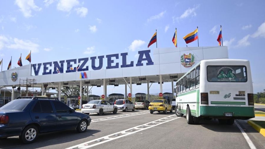 ChuoTorrealba's tweet image. #TitularesViernes25Julio
#CombateLaCensura
#LeeYComparte
Venezuela cerró temporalmente de sus fronteras por municipales de este #27Jul contrapunto.com/nacional/polit… vía @Contrapunto.com
