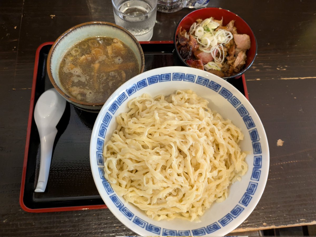 tangopaper's tweet image. 松屋製麺所さん🍜茨城県つくば市
限定の『つけ麺』
朝からボリューミーでも、美味しい麺は時間関係なくするする入ります。今日も幸せな朝のはじまり。
そっと10周年のメニューは?なーんて聞いてみましたが、
「まだなにも考えてないよー☺️」
と店主さんらしい答えでした🤣
#松屋製麺所
#ramen_cp