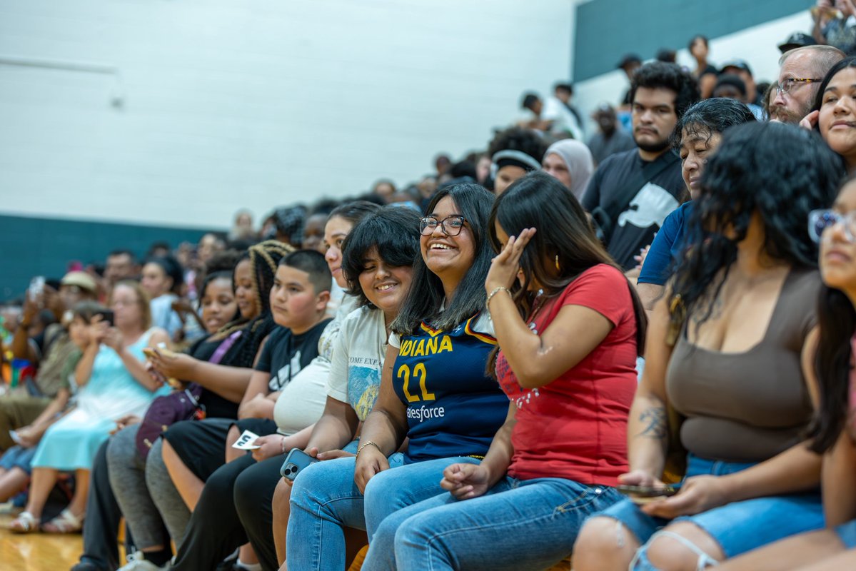 IPSSchools's tweet image. Caitlin Clark in the house at @IPS_NorthwestMS!! 🏀🎒
Hundreds of students from IPS received backpacks filled with school supplies and books thanks to the @CaitlinClark22 Foundation!