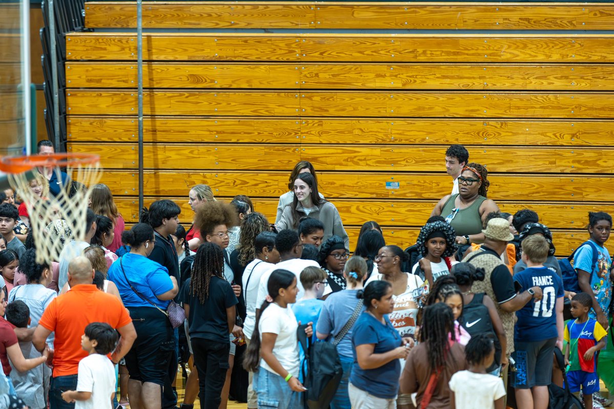IPSSchools's tweet image. Caitlin Clark in the house at @IPS_NorthwestMS!! 🏀🎒
Hundreds of students from IPS received backpacks filled with school supplies and books thanks to the @CaitlinClark22 Foundation!