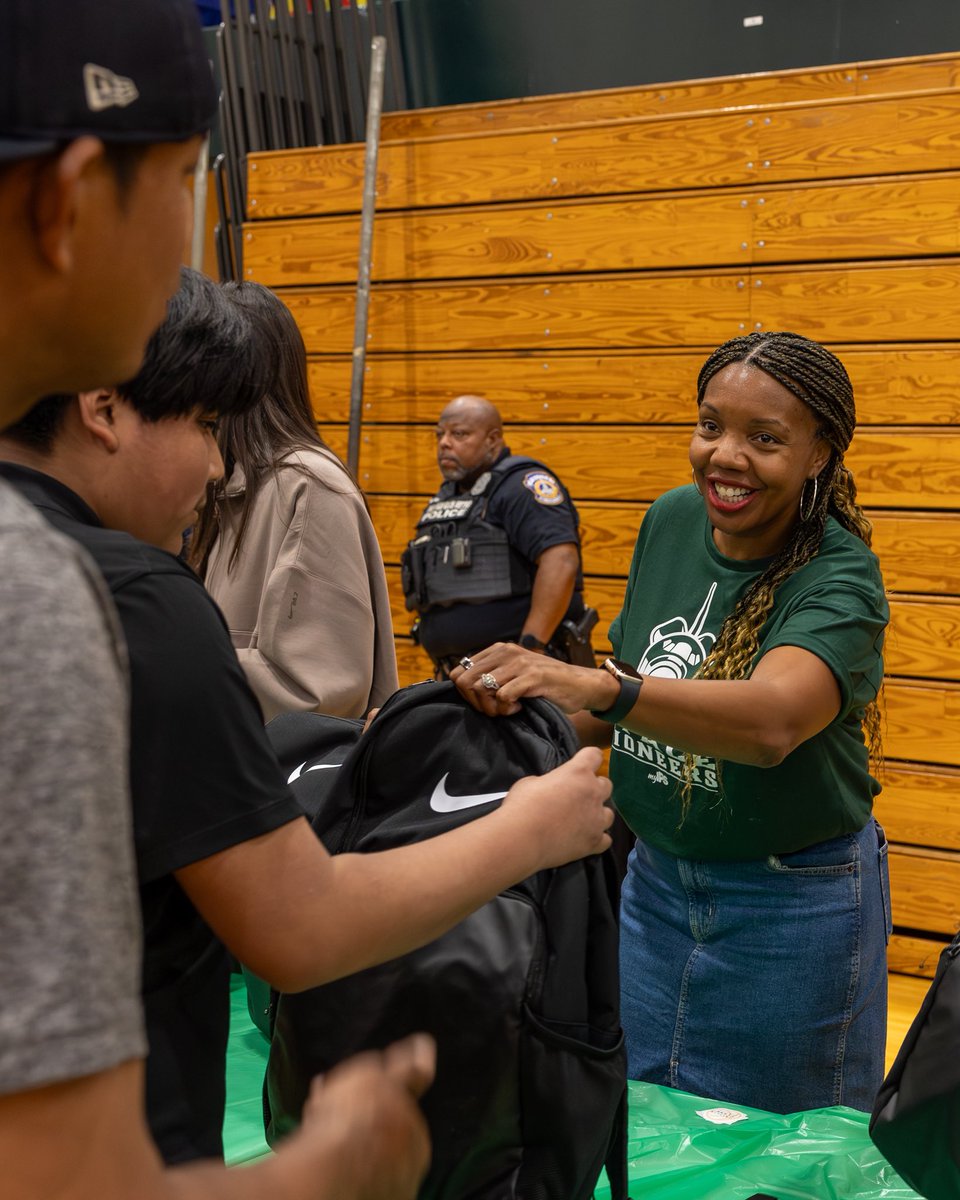 IPSSchools's tweet image. Caitlin Clark in the house at @IPS_NorthwestMS!! 🏀🎒
Hundreds of students from IPS received backpacks filled with school supplies and books thanks to the @CaitlinClark22 Foundation!