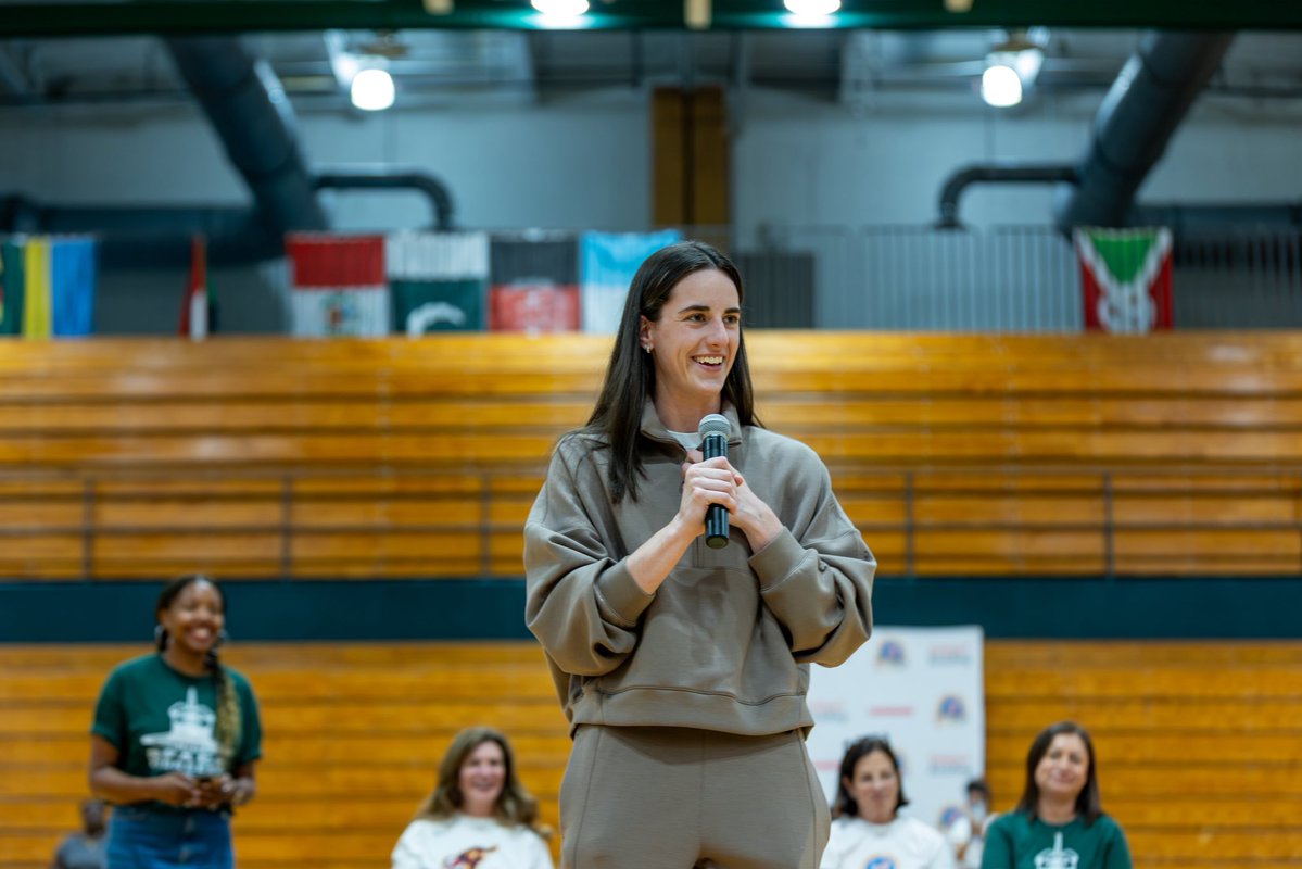 IPSSchools's tweet image. Caitlin Clark in the house at @IPS_NorthwestMS!! 🏀🎒
Hundreds of students from IPS received backpacks filled with school supplies and books thanks to the @CaitlinClark22 Foundation!