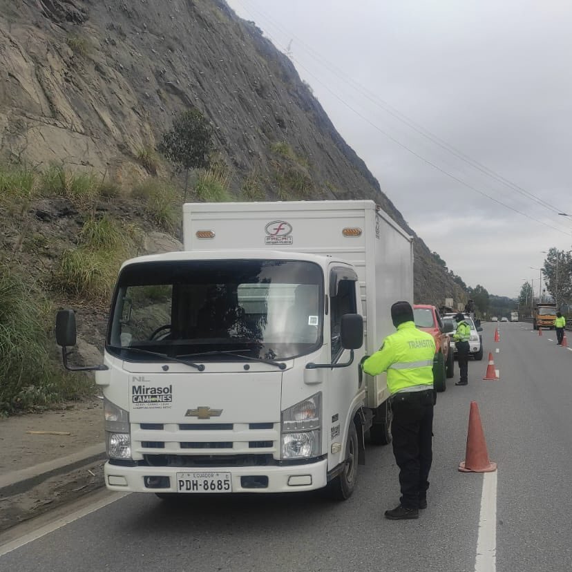 EMOV EP Cuenca (@emov_ep) on Twitter photo 🚨 Continuamos con nuestros operativos de control.
👮🏻♂️Estamos presentes en diferentes sectores de la ciudad para garantizar el respeto a las normas de tránsito y fortalecer la seguridad vial.
¡Por una Cuenca más ordenada y segura!
<a href="/czamoramatute/">Cristian Zamora M</a>
<a href="/MunicipioCuenca/">Municipio Cuenca</a> 🚨 Continuamos con nuestros operativos de control.
👮🏻♂️Estamos presentes en diferentes sectores de la ciudad para garantizar el respeto a las normas de tránsito y fortalecer la seguridad vial.
¡Por una Cuenca más ordenada y segura!
<a href="/czamoramatute/">Cristian Zamora M</a>
<a href="/MunicipioCuenca/">Municipio Cuenca</a>