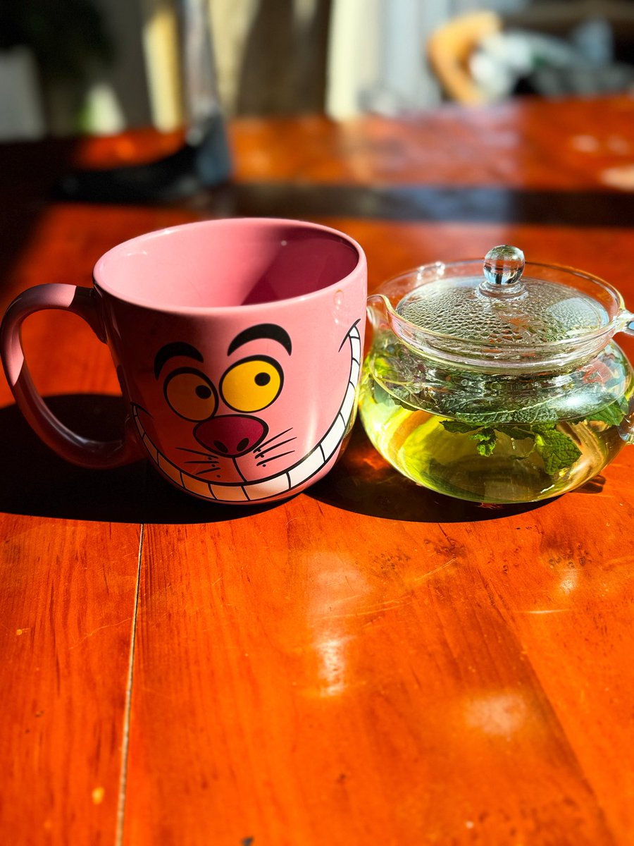 FujisawaBun_O's tweet image. ミントを冷凍してからお茶にしてみた。
やっぱり摘みたてのが美味しいかな
ちなみに僕 チャシャネコに似てるって言われます。
休日の始まり