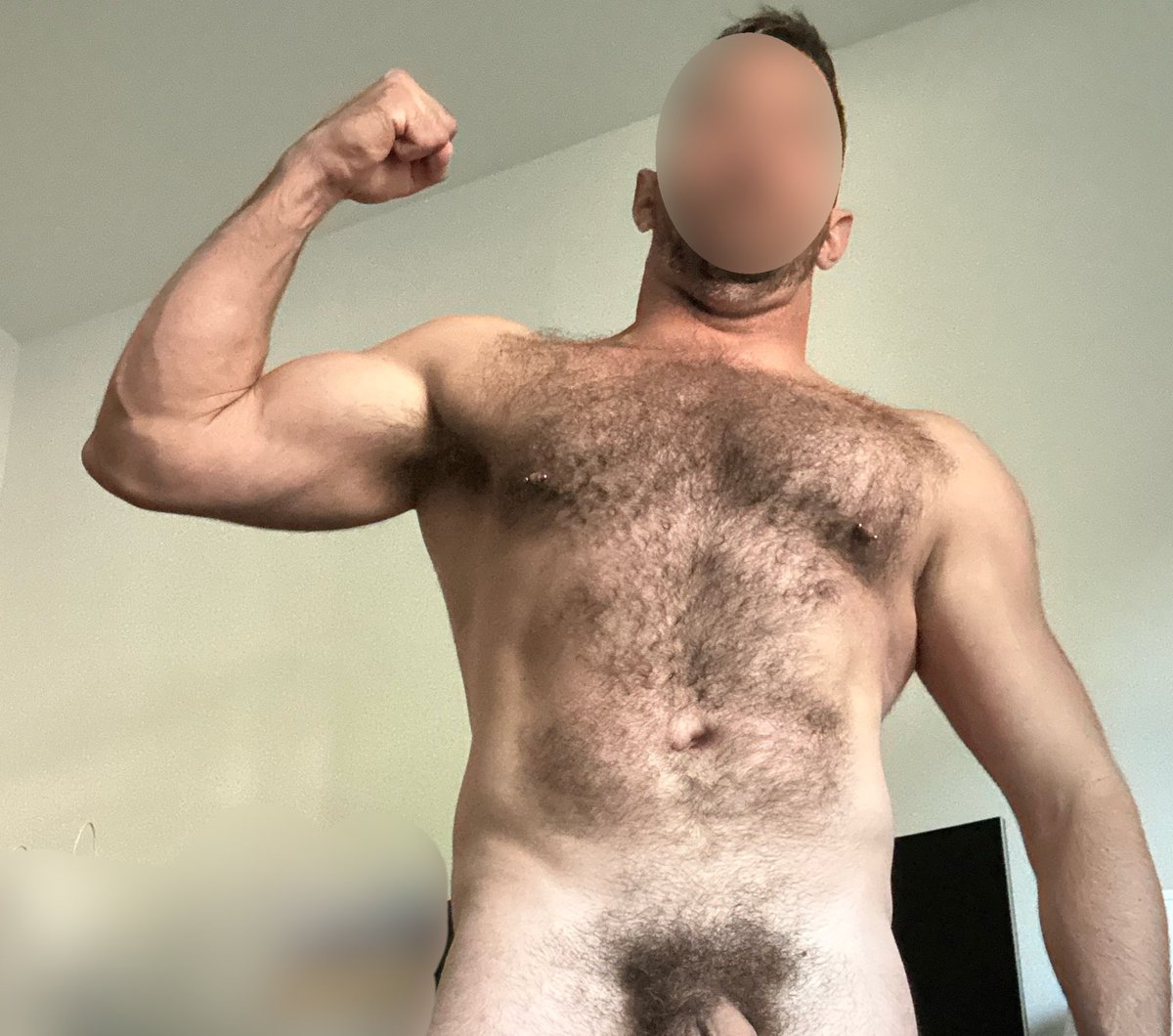 TFW a str8 Alpha type dude at work you haven’t seen in a year tells you “Dude you’re looking jacked!” 

If he only knew how weak it makes the piggies feel and how it opens their wallets.  😏 😈 🤑 

#FinDom #CashMaster #paypigs #muscleDom #finsubs