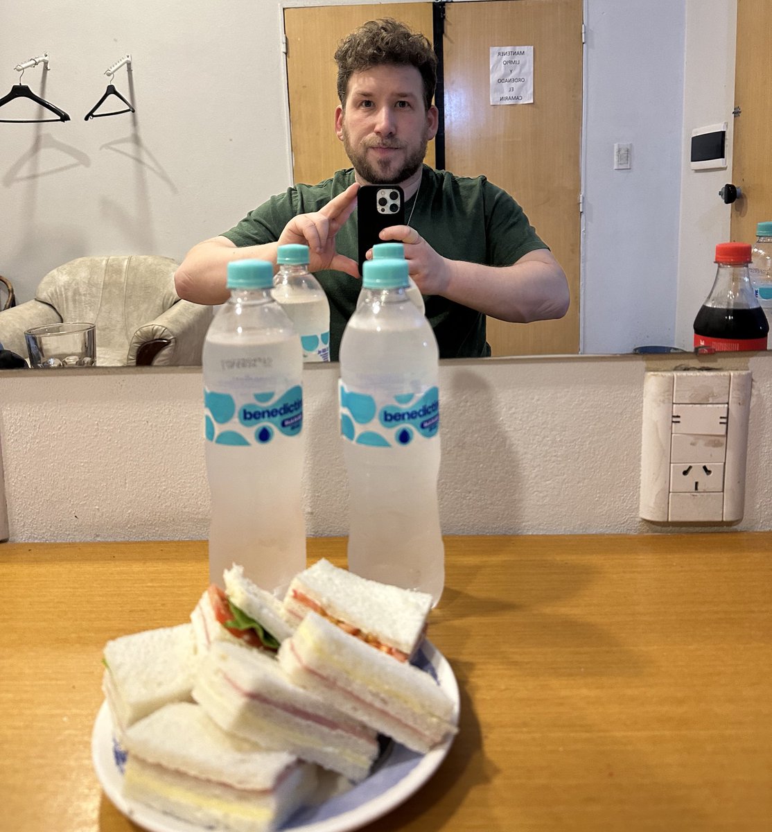 luupstein's tweet image. Me trajeron agua y sanguchitos al camarín de Chaco para que desmienta la falta de alimentos y líquidos en la provincia pero el agua es Benedictino lo cual es mucho peor.