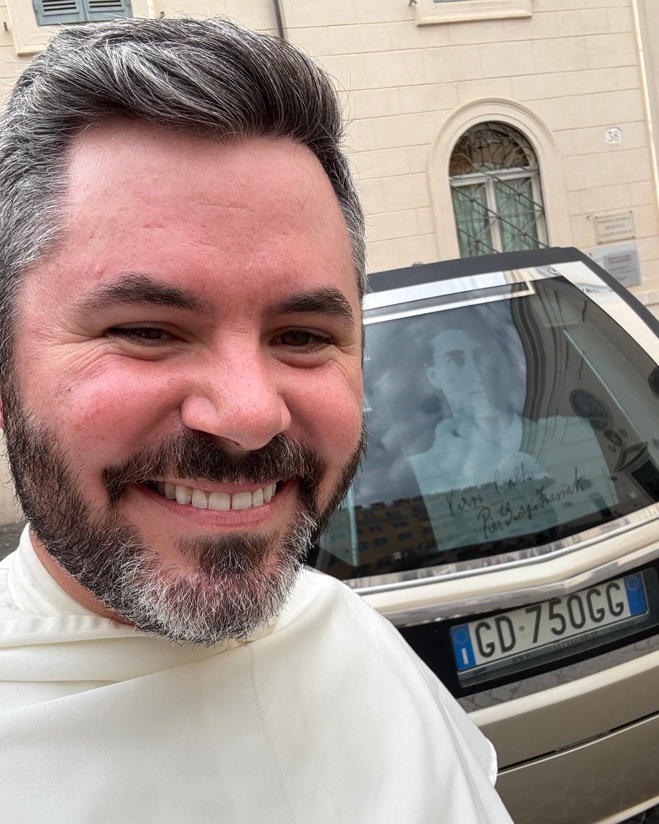 godsplaining's tweet image. Today the friars of Santa Maria sopra Minerva received the body of Bl. Pier Giorgio Frassati! @PatrickMaryOP was one of the friars who helped carry the casket of the saint!