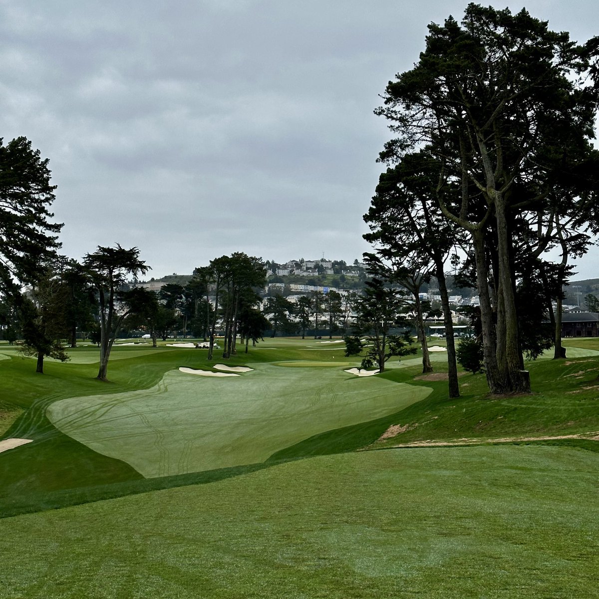 makethatVJsingh's tweet image. Flashback Friday to a perfect 36 hole day at Lake Merced Golf Club, arguably California’s most underrated course. 

Gil Hanse’s recent work is impeccable, bringing back many of Mackenzie’s original green contours and bunkers that were lost over time, with Gil’s own unique twist.
