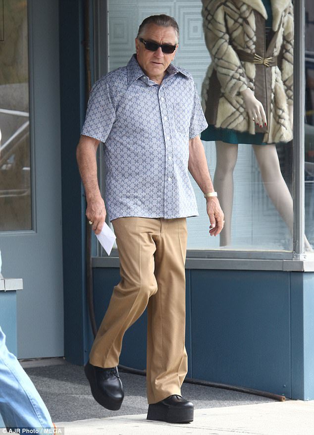 R0BERTDENlR0's tweet image. Robert de Niro spotted filming scenes for ‘The Devil wears Prada 2’ in New York City today.