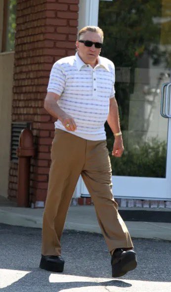 R0BERTDENlR0's tweet image. Robert de Niro spotted filming scenes for ‘The Devil wears Prada 2’ in New York City today.