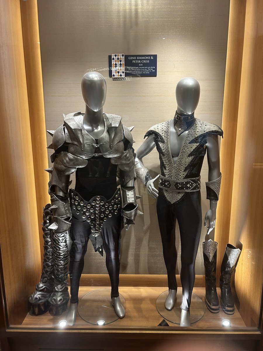 mrcameroncurry's tweet image. It was great to run into @kiss in Atlantic City, New Jersey at the Hard Rock Cafe. 💚🎸 Gene, Paul, Ace, and Peter.