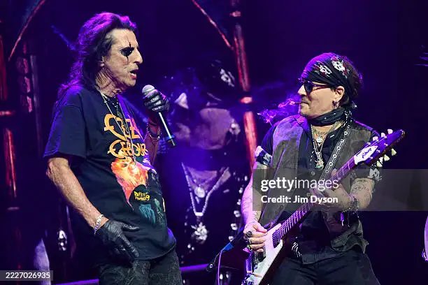 loolidepp's tweet image. New photos of #JohnnyDepp and @hurricanenita and @DisVicious1 perform with @alicecooper during a concert at The O2 Arena on July 25, 2025 in London, England πβ€οΈπ₯
Credits to Jim Dyson/Getty Images ππ»