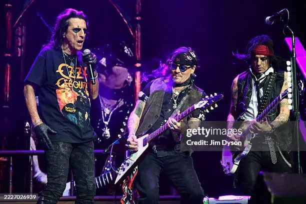 loolidepp's tweet image. New photos of #JohnnyDepp and @hurricanenita and @DisVicious1 perform with @alicecooper during a concert at The O2 Arena on July 25, 2025 in London, England πβ€οΈπ₯
Credits to Jim Dyson/Getty Images ππ»
