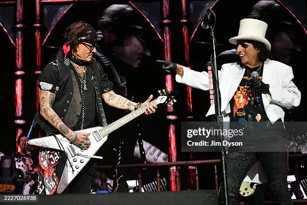 loolidepp's tweet image. New photos of #JohnnyDepp and @hurricanenita and @DisVicious1 perform with @alicecooper during a concert at The O2 Arena on July 25, 2025 in London, England πβ€οΈπ₯
Credits to Jim Dyson/Getty Images ππ»