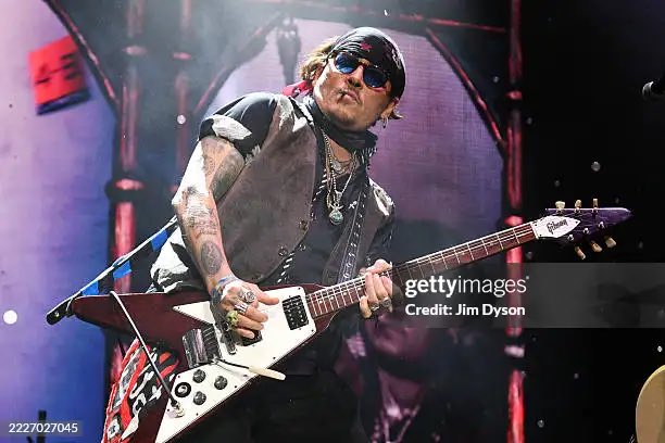 loolidepp's tweet image. New photos of #JohnnyDepp and @hurricanenita and @DisVicious1 perform with @alicecooper during a concert at The O2 Arena on July 25, 2025 in London, England πβ€οΈπ₯
Credits to Jim Dyson/Getty Images ππ»