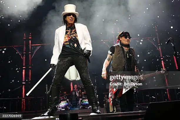 loolidepp's tweet image. New photos of #JohnnyDepp and @hurricanenita and @DisVicious1 perform with @alicecooper during a concert at The O2 Arena on July 25, 2025 in London, England πβ€οΈπ₯
Credits to Jim Dyson/Getty Images ππ»