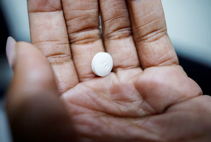 HSubstack's tweet image. Proibição de medicamentos para aborto na Virgínia Ocidental é mantida - REUTERS - Jonathan Stempel - 15/7/2025 - A decisão de 2 a 1 de terça-feira é a primeira de um tribunal federal de apelações a dizer que os estados podem restringir o uso da pílula.
