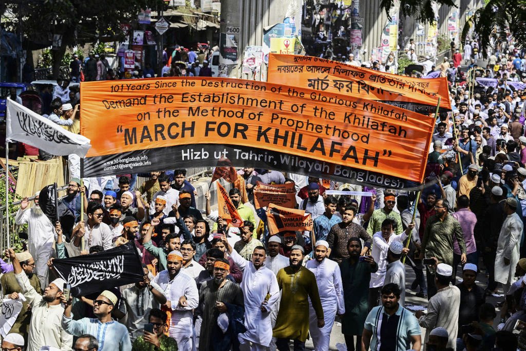 HSubstack's tweet image. Como os trabalhadores de Bangladesh estão impulsionando a jihad global - GATESTONE INSTITUTE - Salah Uddin Shoaib Choudhury - 25/7/2025 - Desde a mudança política em Bangladesh, apoiada pelos jihadistas em 2024, o país se tornou um terreno fértil para o extremismo islâmico.