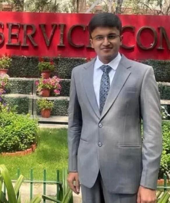 news_sprite's tweet image. नाम: कशिश मित्तल
योग्यता: AIR 4 IIT Delhi
: UPSC AIR 58
शौक़: संगीत और गाने गाना
कशिश मित्तल की आवाज़ इतनी प्यारी है कि इनकी एक वीडियो जोरों से वायरल है।
कशिश मित्तल ने संगीत के लिए 10 साल बाद IAS की नौकरी छोड़ दी है।
कशिश मित्तल ने वो सब हासिल किया जो आज के…