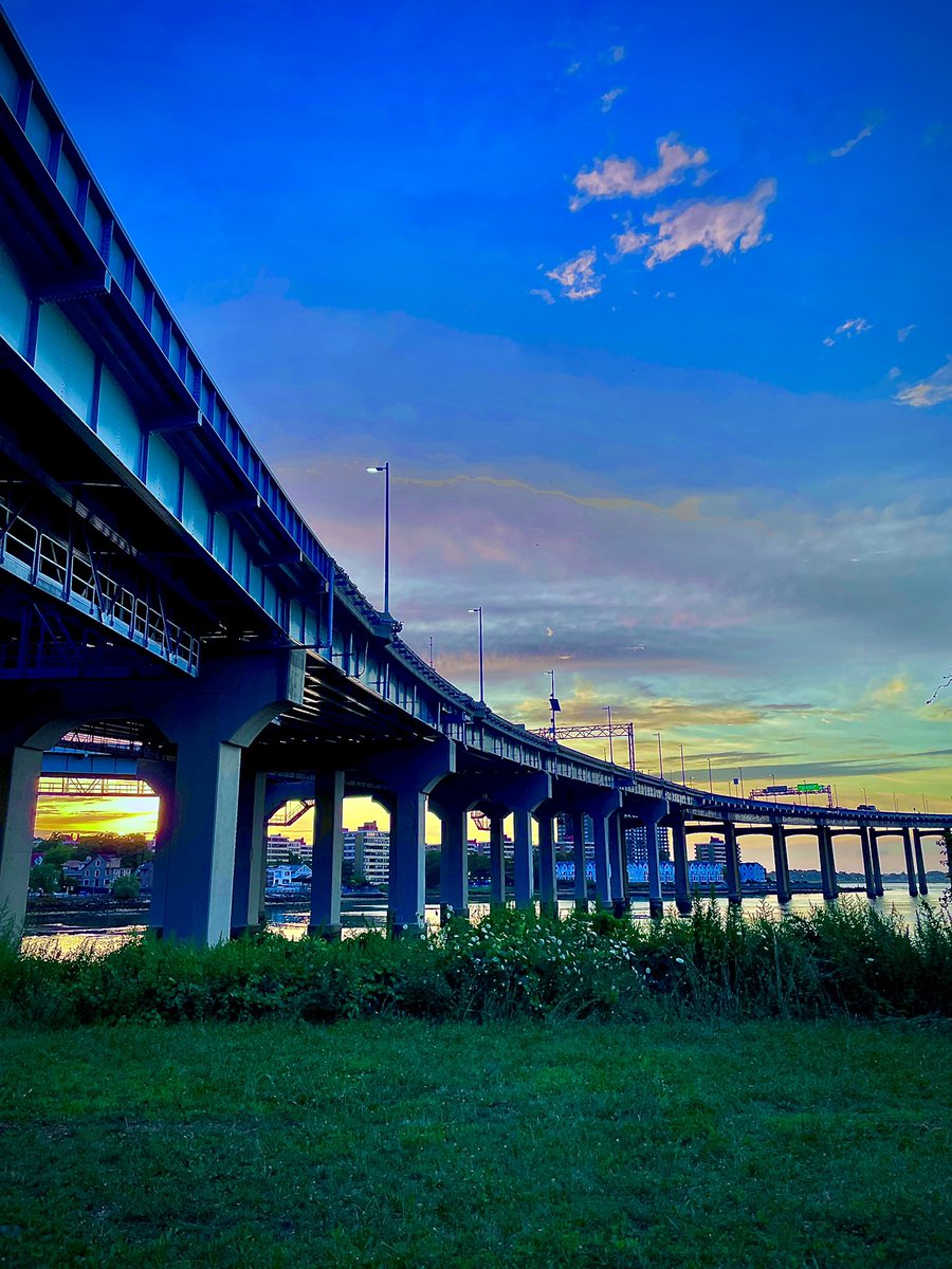 LGracieeee's tweet image. 누욕 Throgs Neck Bridge 만보
퀸즈와 브롱스를 이어주는 아주 긴다리예요
걸으면서 사진 찍는데 사진사가 된 기분이었네요. 액동이님들에게 보여줄려고 저 참
열심히 돌아댕기네요~
사진들 너무 이뿌죠~
해가 지는 것을 같이 볼 수 있는 사람이
있었으면 좋겠네용 🥹😝
좋은 주말 보내세요 🧡💓🧡