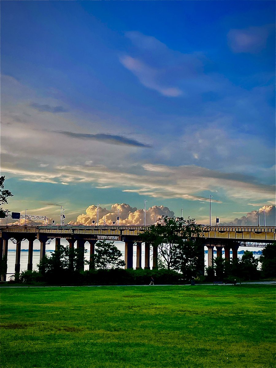 LGracieeee's tweet image. 누욕 Throgs Neck Bridge 만보
퀸즈와 브롱스를 이어주는 아주 긴다리예요
걸으면서 사진 찍는데 사진사가 된 기분이었네요. 액동이님들에게 보여줄려고 저 참
열심히 돌아댕기네요~
사진들 너무 이뿌죠~
해가 지는 것을 같이 볼 수 있는 사람이
있었으면 좋겠네용 🥹😝
좋은 주말 보내세요 🧡💓🧡