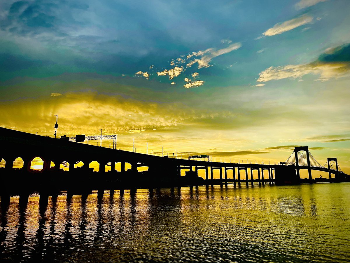 LGracieeee's tweet image. 누욕 Throgs Neck Bridge 만보
퀸즈와 브롱스를 이어주는 아주 긴다리예요
걸으면서 사진 찍는데 사진사가 된 기분이었네요. 액동이님들에게 보여줄려고 저 참
열심히 돌아댕기네요~
사진들 너무 이뿌죠~
해가 지는 것을 같이 볼 수 있는 사람이
있었으면 좋겠네용 🥹😝
좋은 주말 보내세요 🧡💓🧡