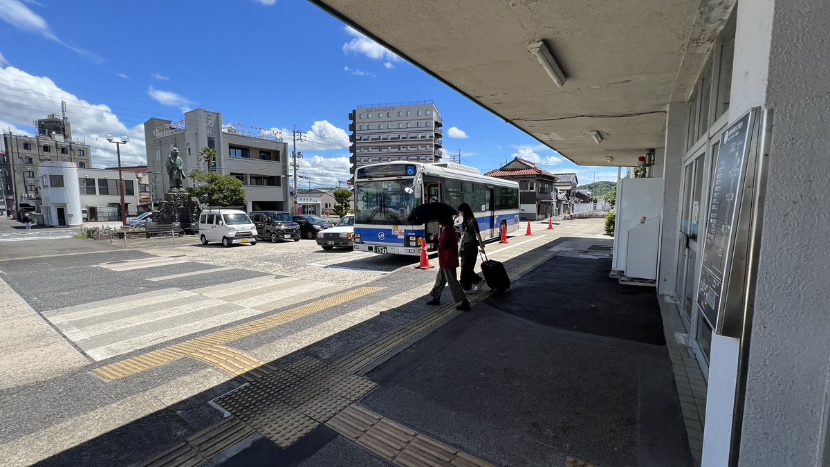 MiyacoNet_plus's tweet image. 美祢線代行バスで美祢駅に着きました
得票数1位の代行タクシーですが
まさかの電話でタクシーを呼んで湯ノ峠まで送っていただけるそうです🙏
フリーパスでタクシー代出してもらって申し訳ない😇
まあ18きっぷじゃなくて新幹線フリーパスだし良いか...?