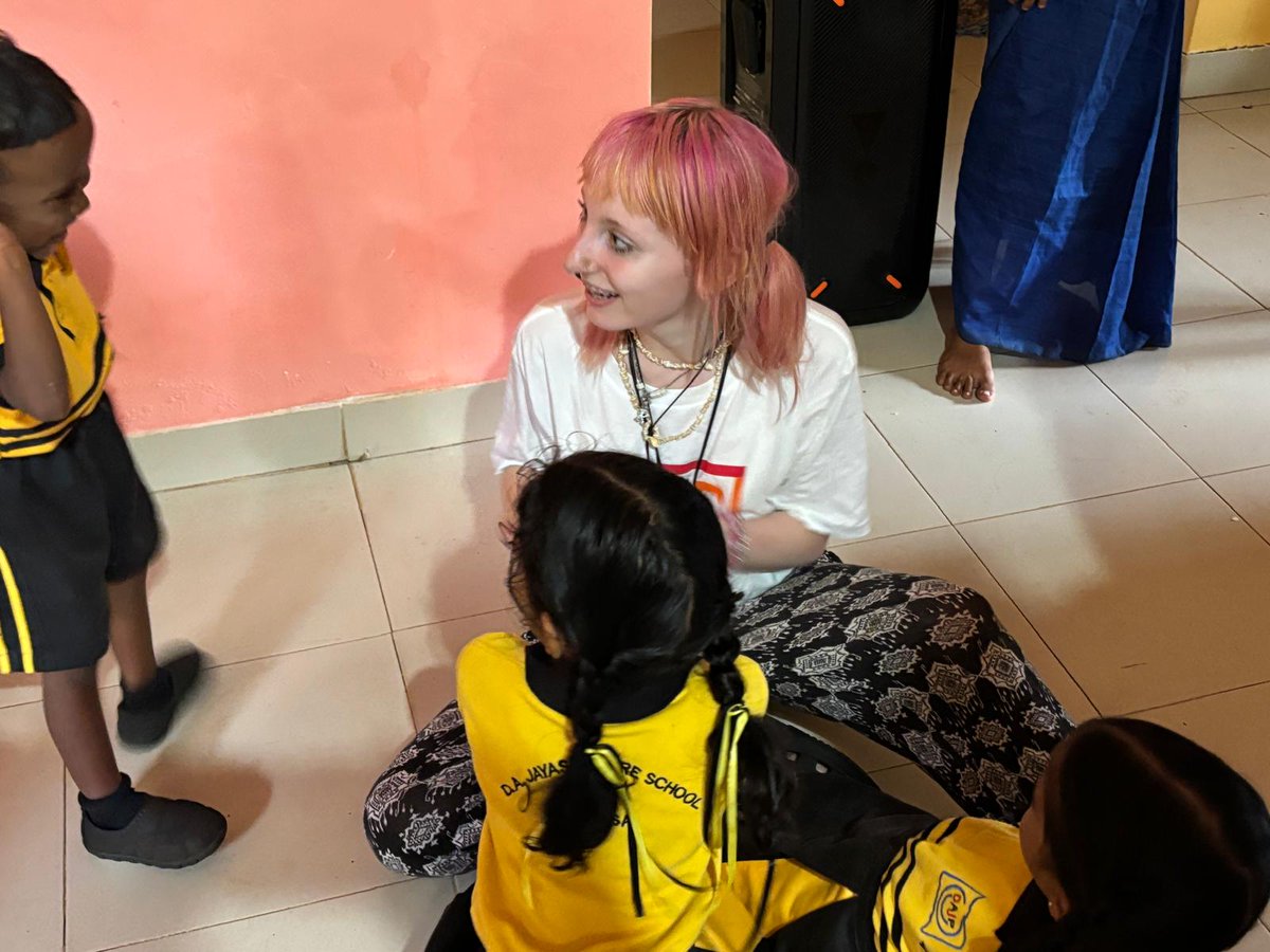 BlaiseOutdoor's tweet image. Yesterday we had our first day of volunteering, working at a nursery in Boossa. We entertained the children and then helped to paint their school.